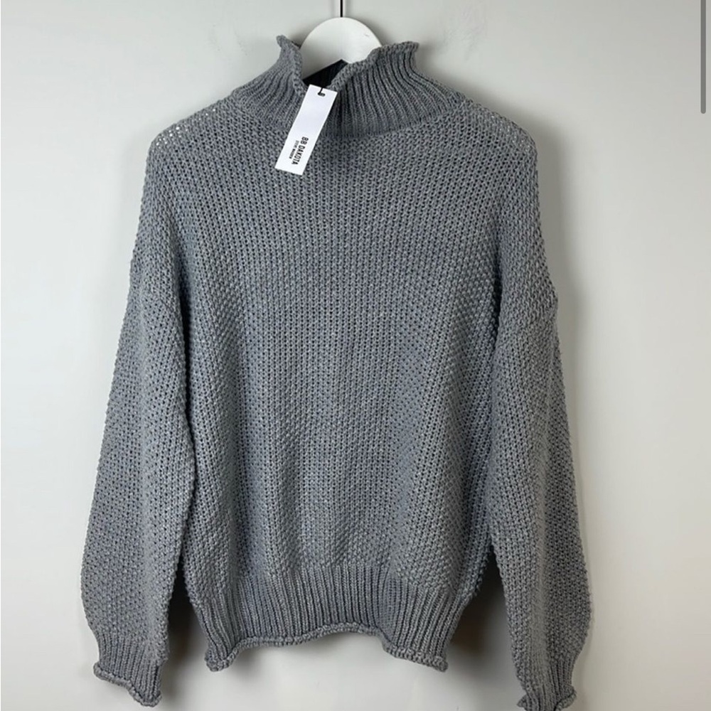 𝅺BB Dakota Grey Sweater Size Medium